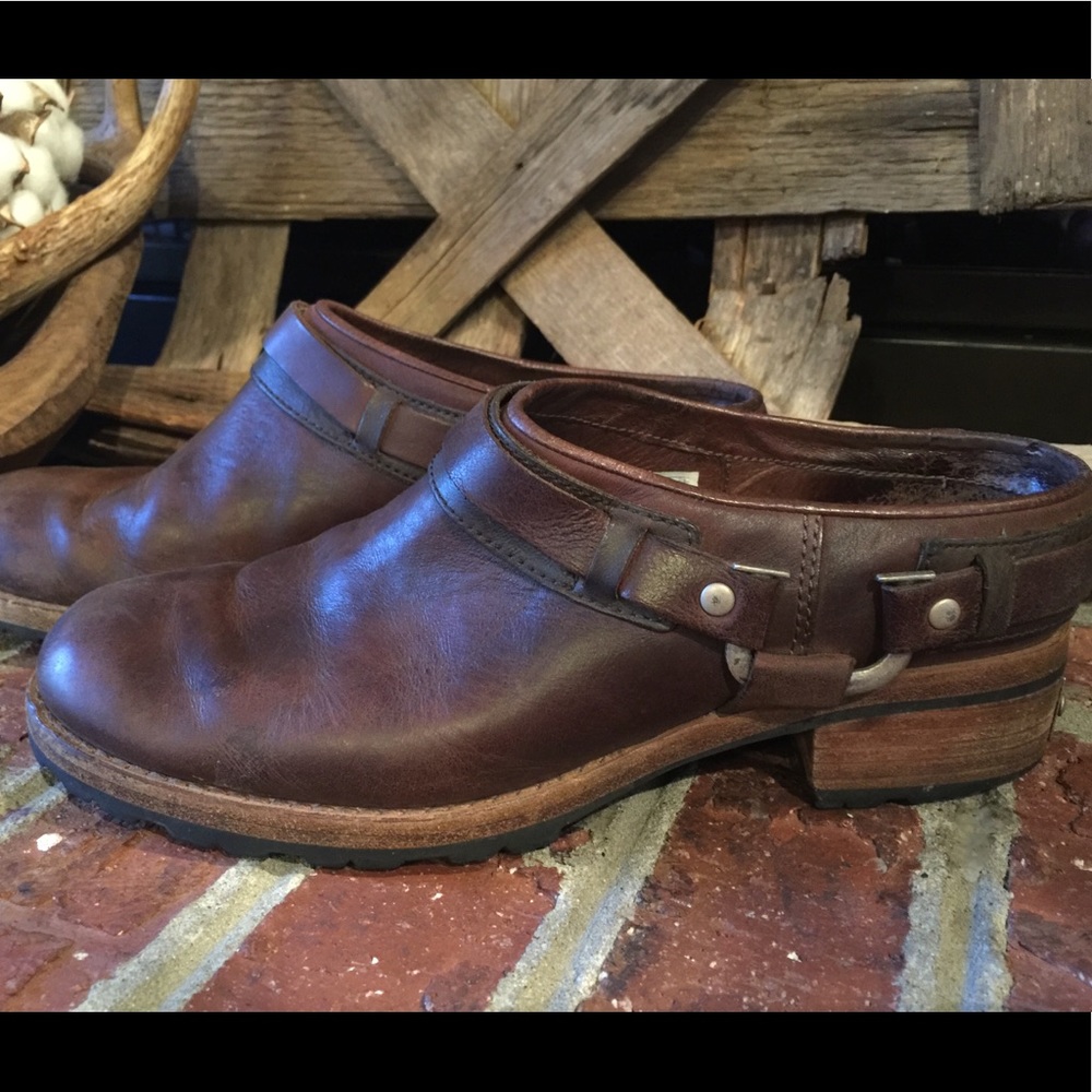 Leather Ugg Slip on shoes